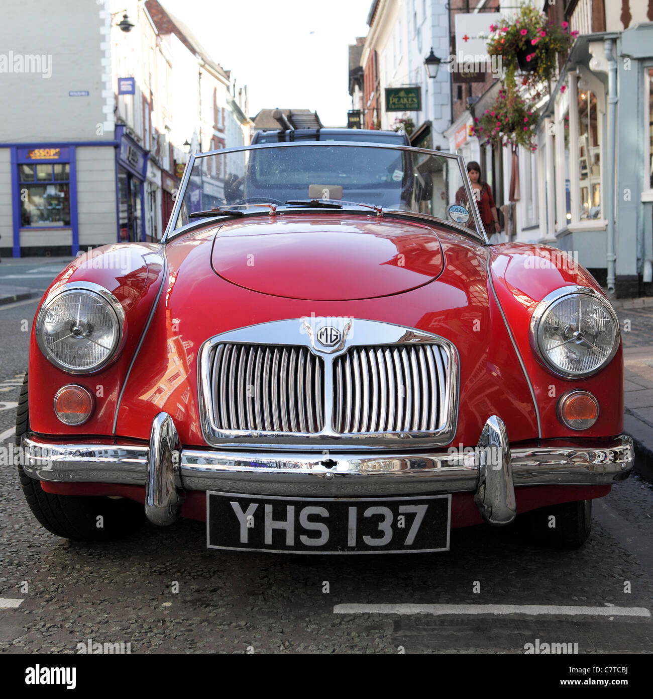 Mg mga 1600,aspetto frontale di questo british due porte sport classic,visto in mardol,shrewsbury. Foto Stock
