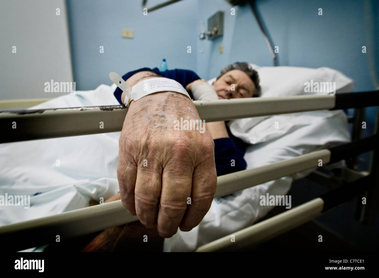 Uomo senior effettuata da morbo di Alzheimer - persone reali Foto Stock