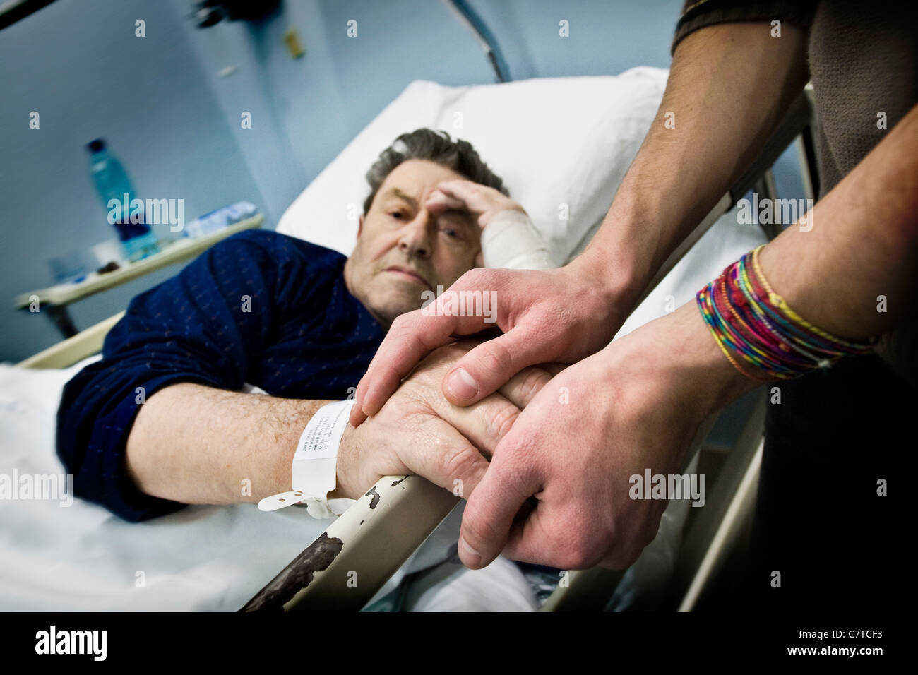 Uomo senior effettuata da morbo di Alzheimer - persone reali Foto Stock