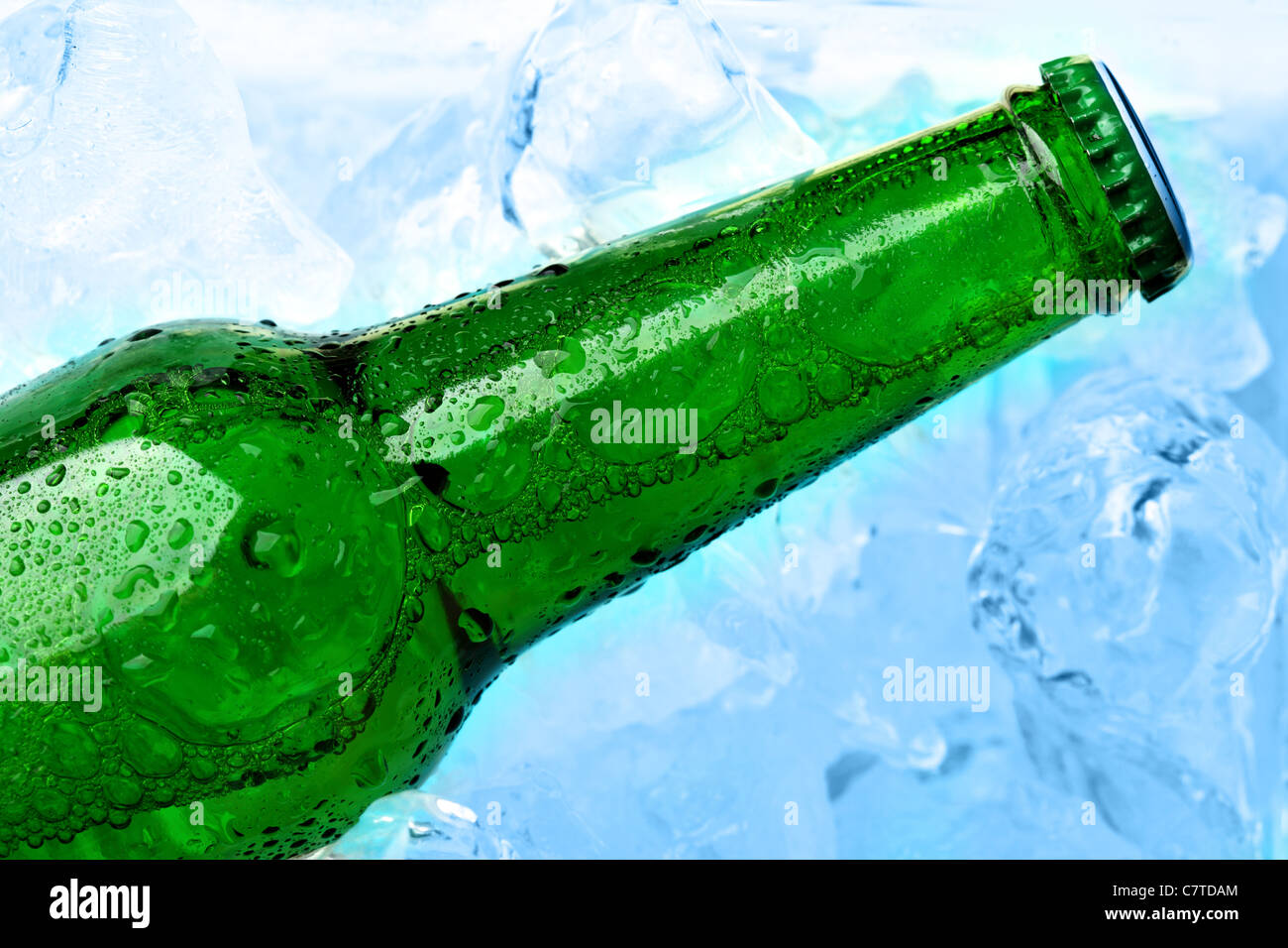 Singola bottiglia di birra e ghiaccio close-up Foto Stock