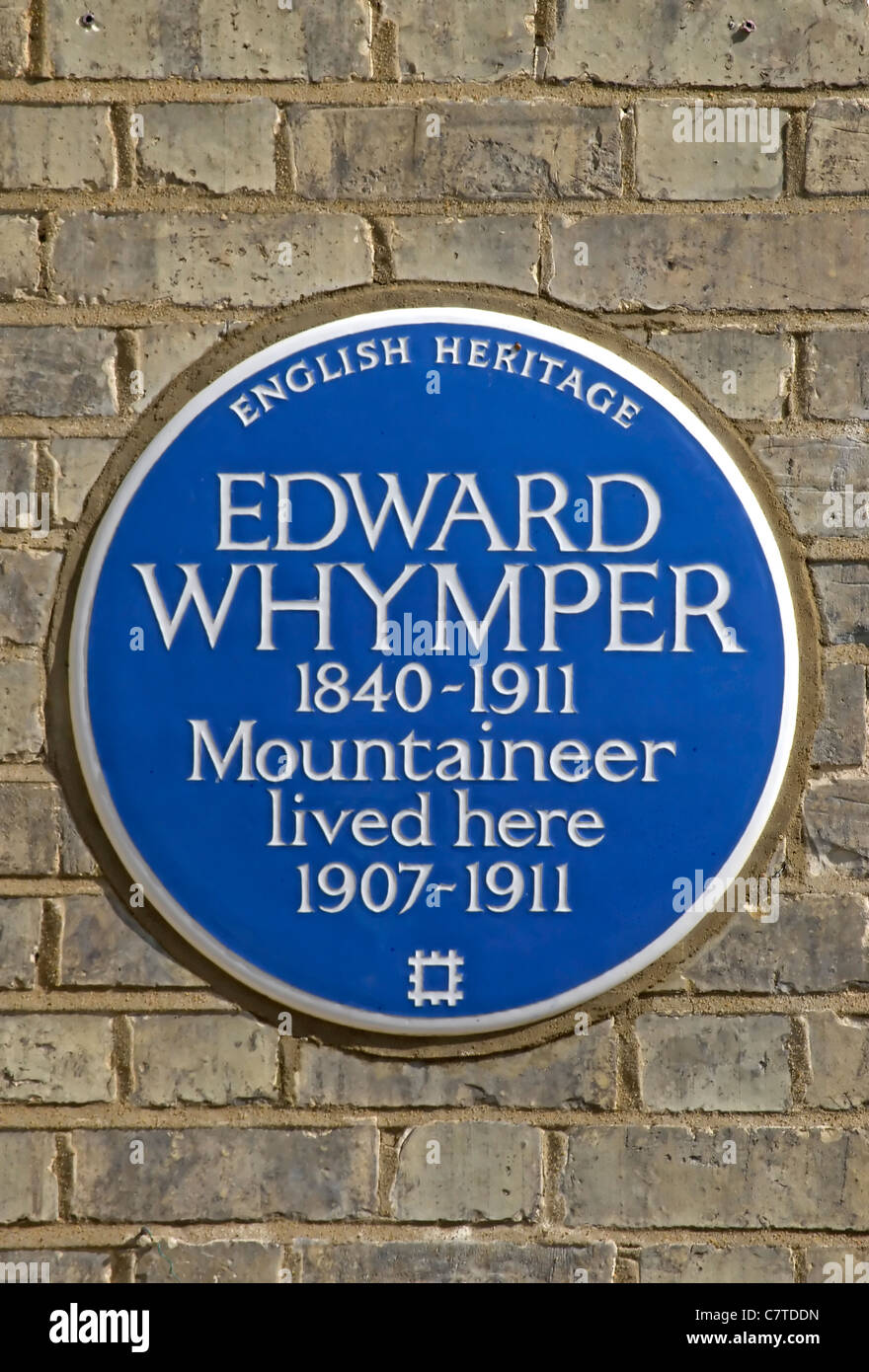 English Heritage targa blu segnando una casa di alpinista Edward Whymper, Teddington, Middlesex, Inghilterra Foto Stock