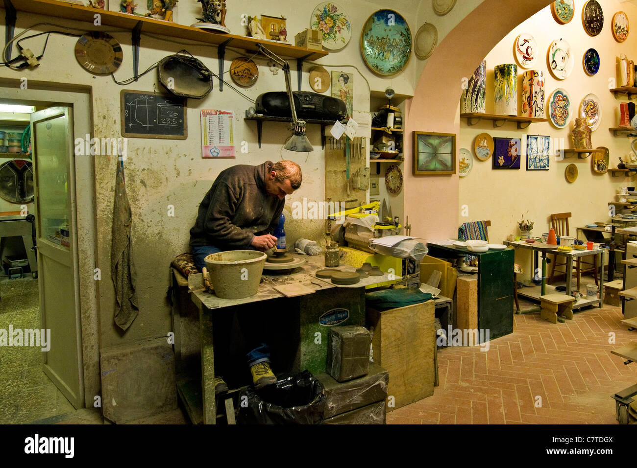 L'Italia, Liguria, Albisola, ha come protagonisti Pierluca laboratorio di ceramica Foto Stock