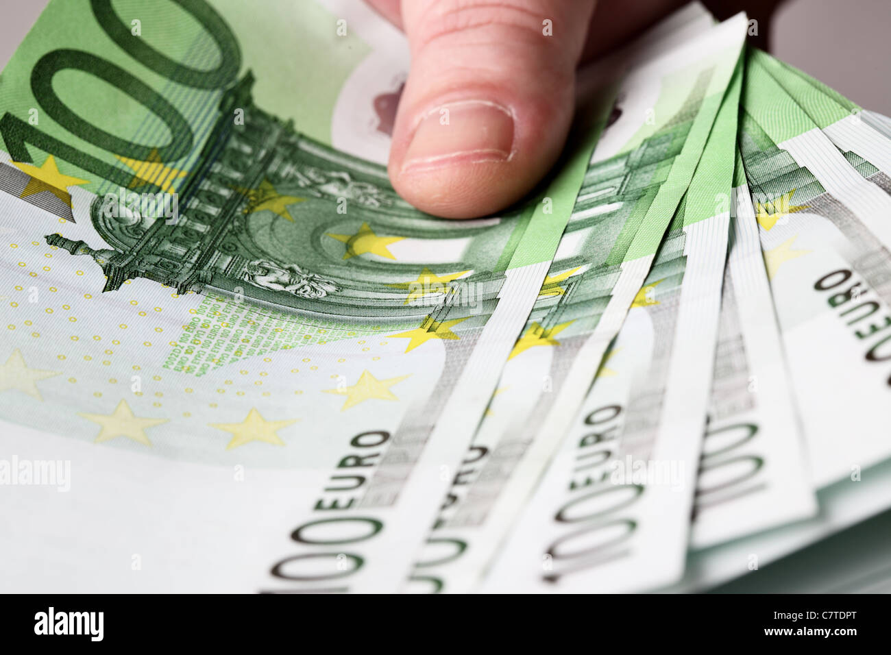 100 banconote in mano da vicino Foto Stock