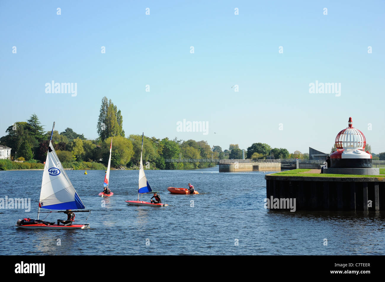 Imparare a vela classe sul fiume Exe in Exeter vicino al molo e Haven banche. Foto Stock