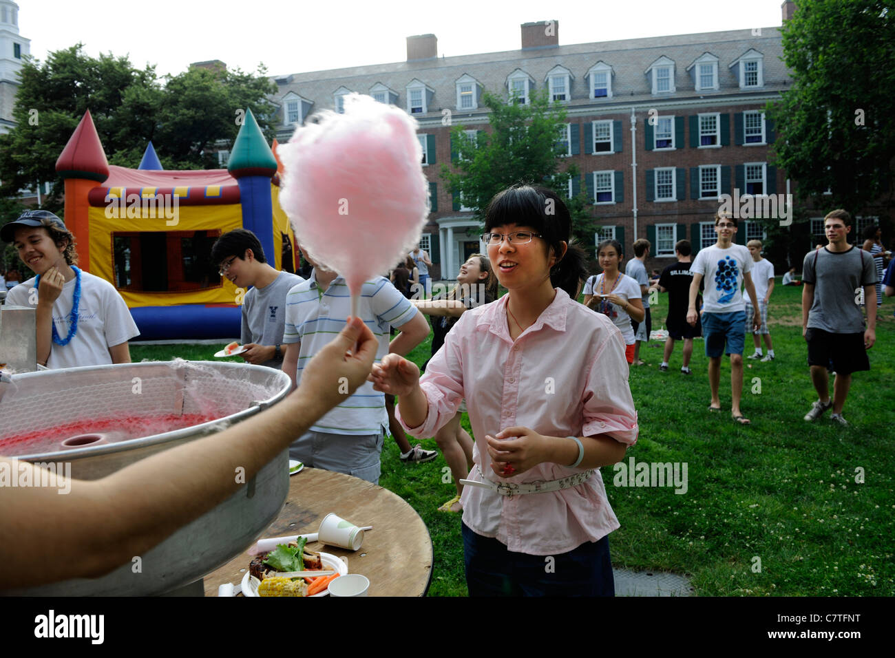 Donna cinese studente universitario che studia in English Language Institute atYale Summer School tenta di caramella di cotone per la prima volta. Foto Stock