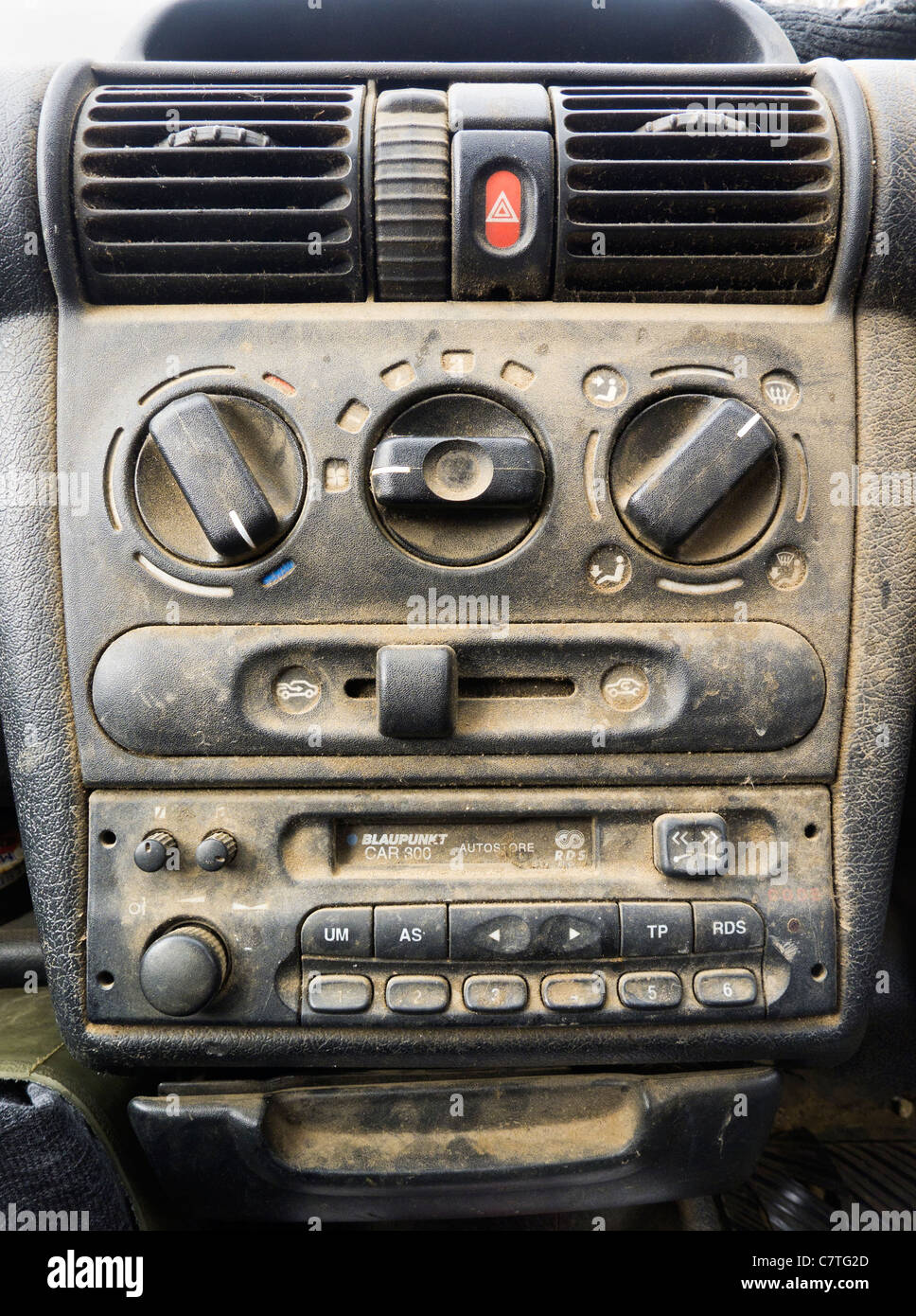 Un molto sporco per interni auto e cruscotto. Foto Stock