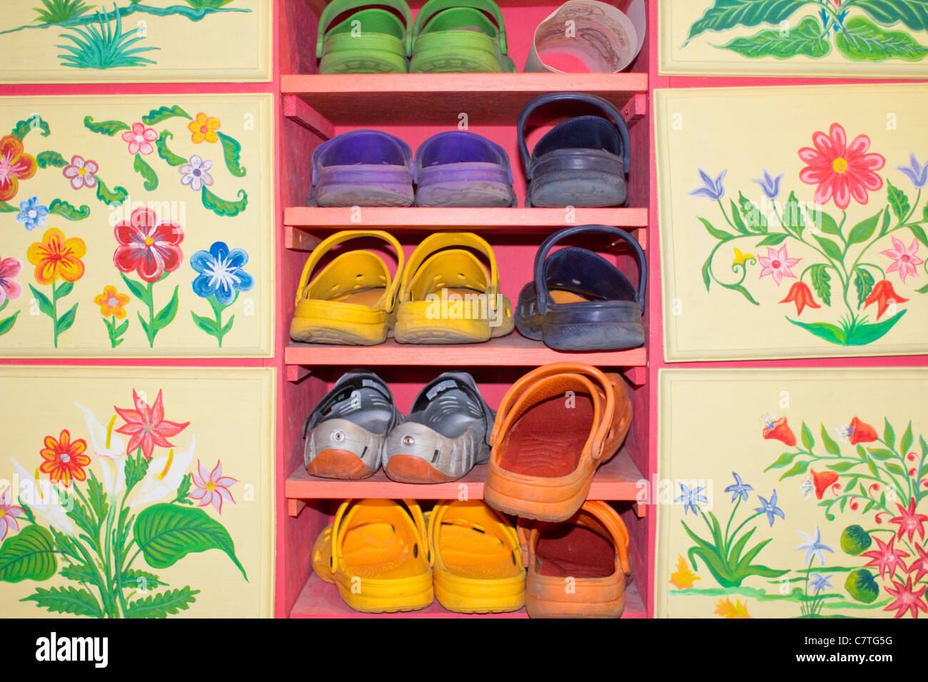 Colorato Croc scarpe nel dipinto dresser, Ajijic, Chapala, Jalisco, Messico, America Latina. Foto Stock