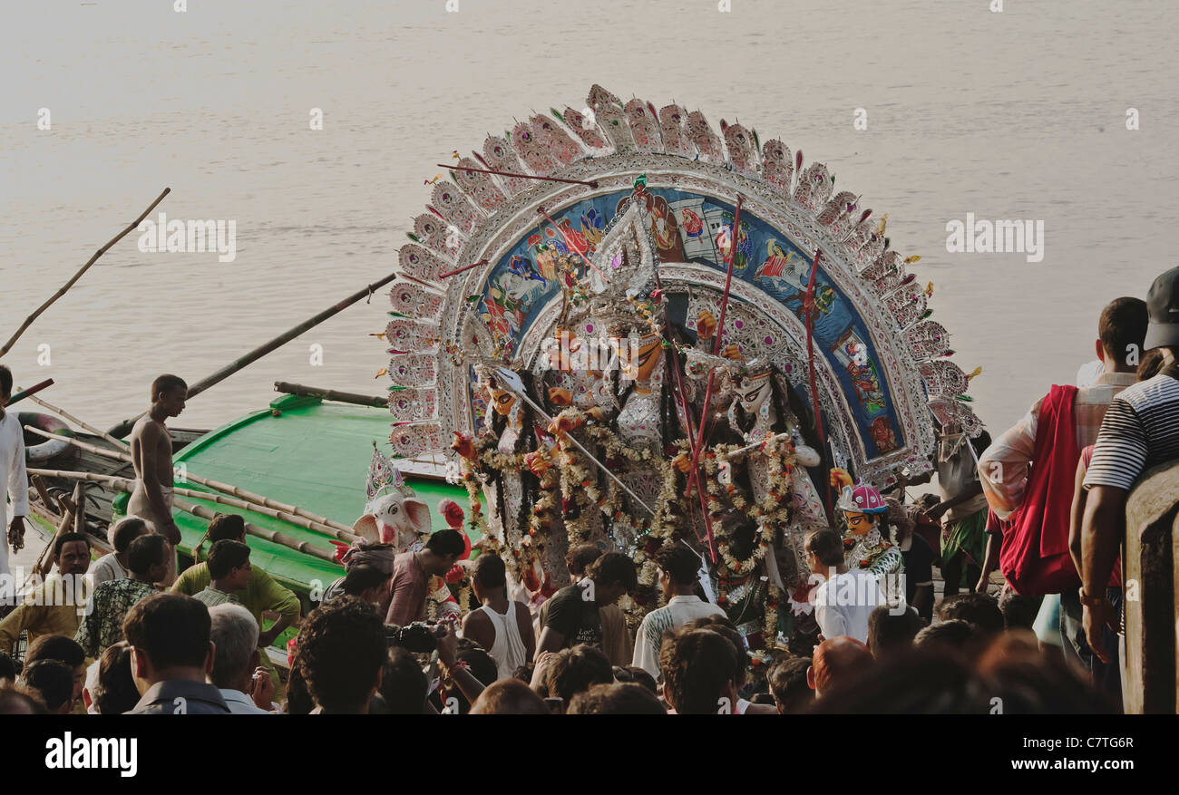 Durga,Vijaya,Dashami,,immersione dalla barca,nel fiume,Ganga. Foto Stock