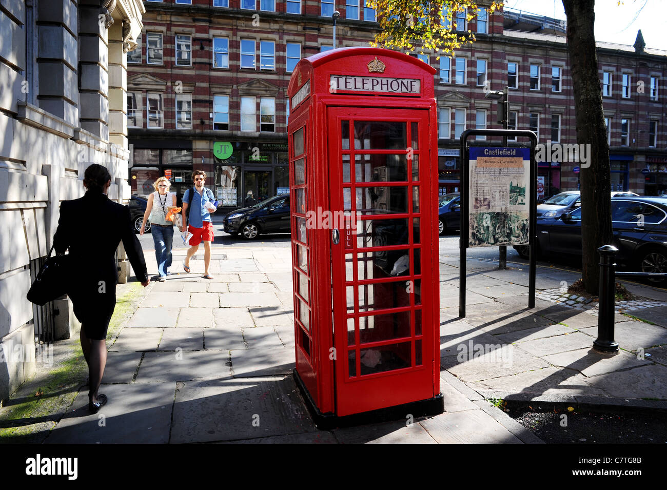 Britannico tradizionale telefono rosso scatola, St John's Street, Manchester, Inghilterra. Foto di Paolo Heyes, Mercoledì 28 Settembre 2011 Foto Stock