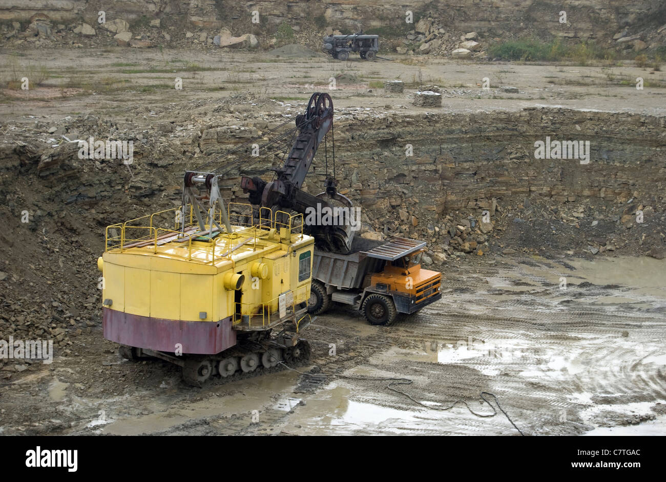 Cava. Il caricamento tramite il bulldozer del carrello di pietre Foto Stock