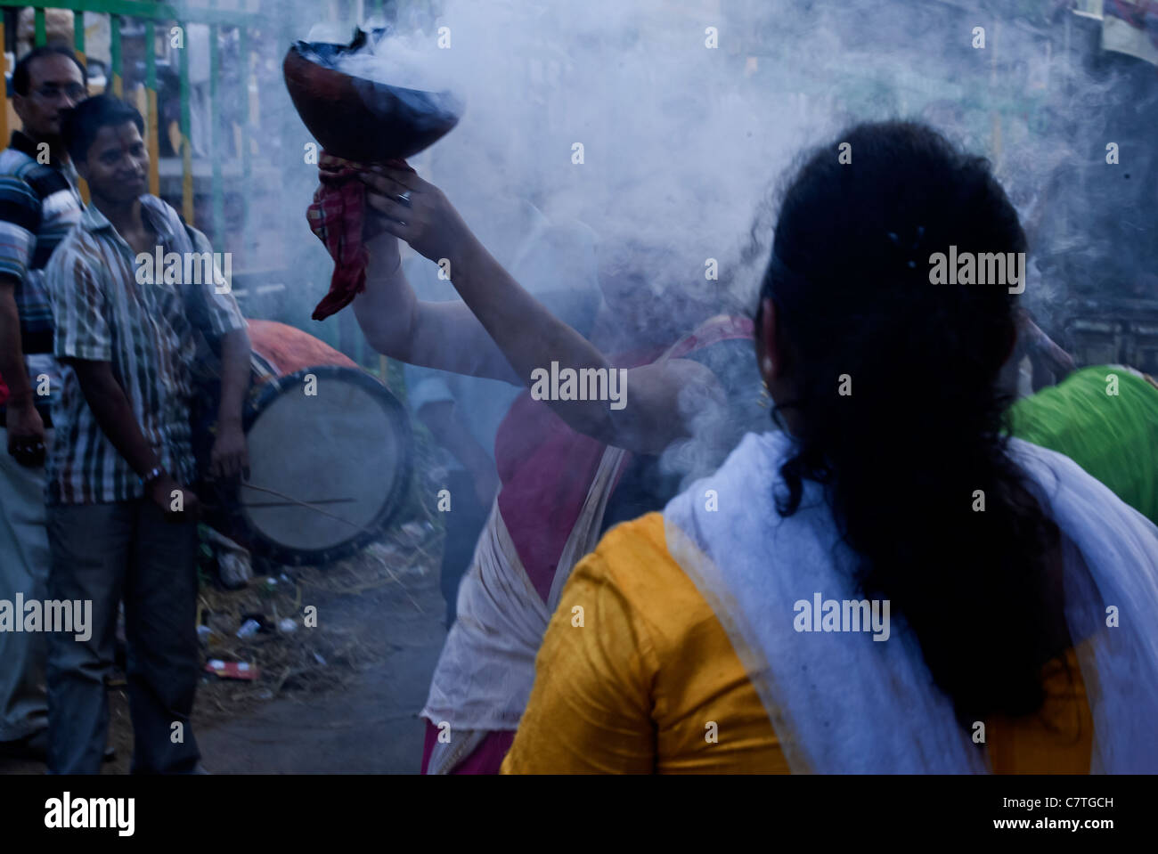 Durga Dhunuchi ( bruciando incenso) Dance prima della sua immersione celesti. Foto Stock