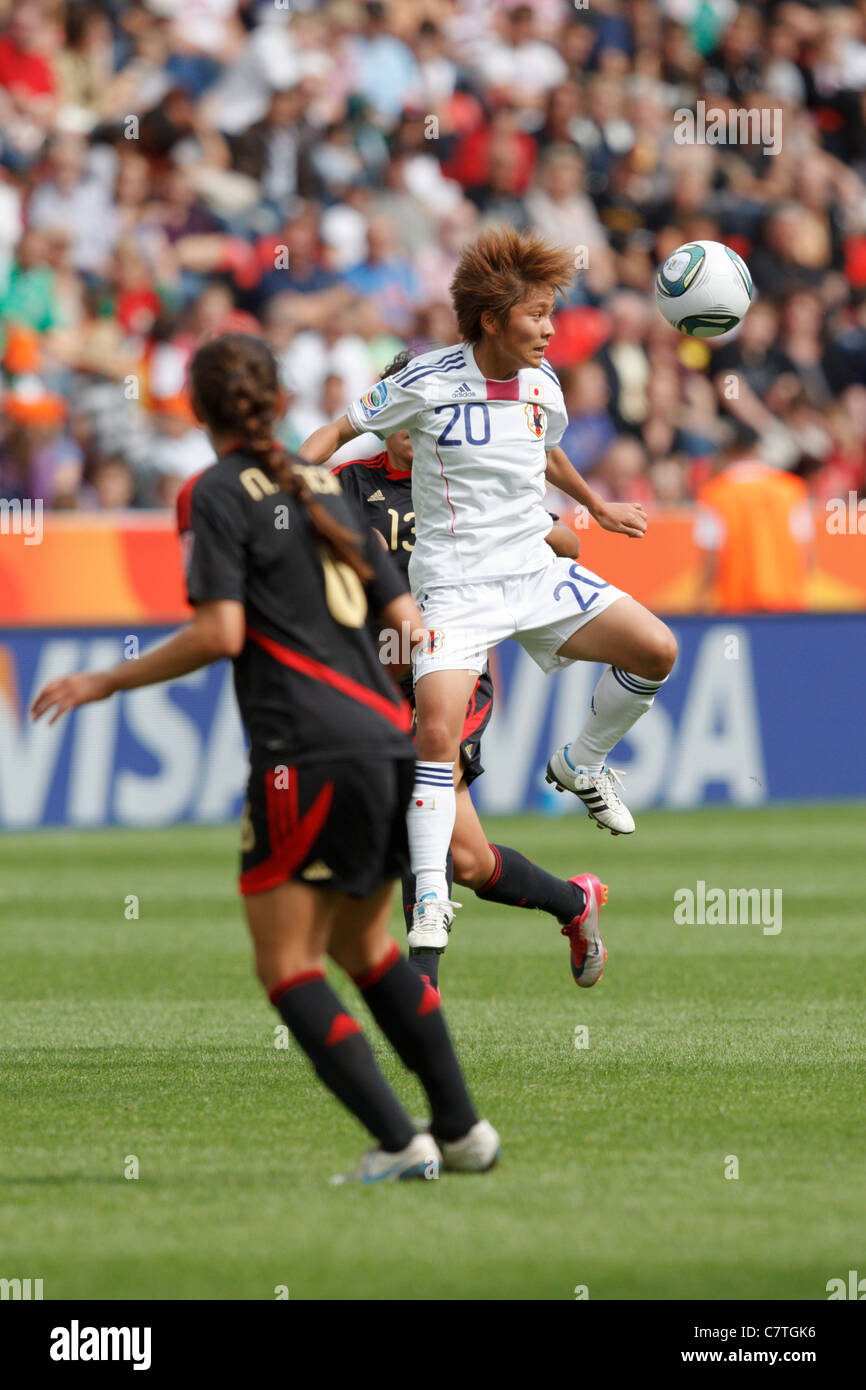 Mana Iwabuchi, giapponese, dirige la palla durante una partita del gruppo B della Coppa del mondo femminile FIFA contro il Messico, il 1° luglio 2011, allo stadio della Coppa del mondo femminile FIFA di Leverkusen, Germania. Solo per uso editoriale. Uso commerciale vietato. Foto Stock