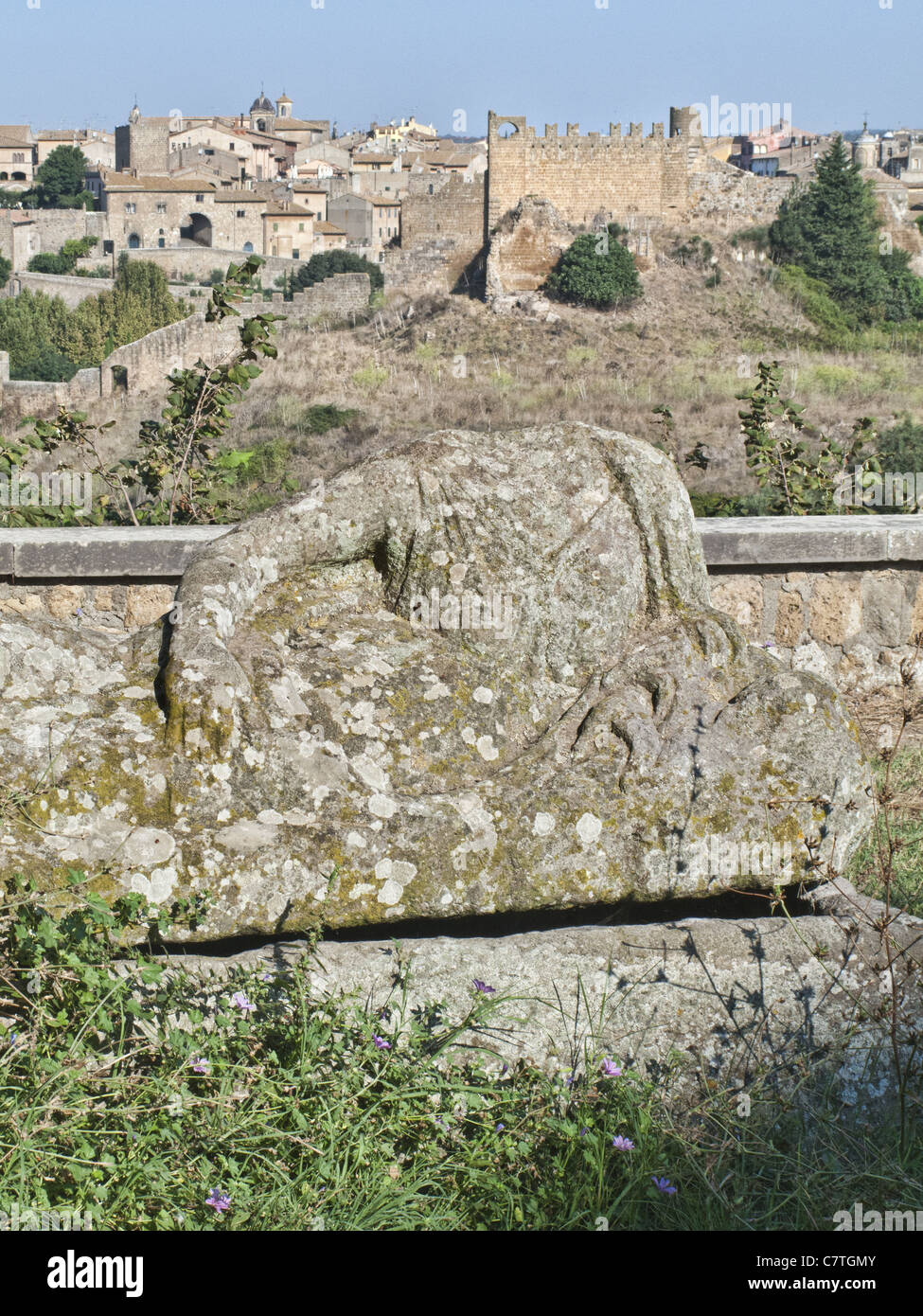 Vista panoramica da Saint Peter hill di Tuscania, Italia. In primo piano un coperchio etrusco sarcofago. Foto Stock
