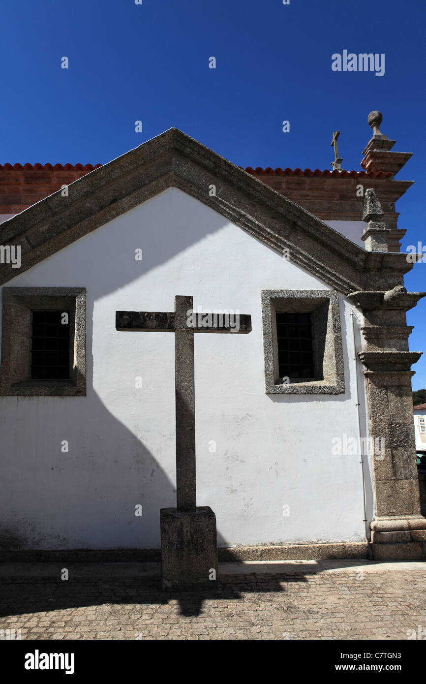 Un crocifisso sorge al di fuori del diciottesimo secolo Igreja Matriz chiesa a Ponte de la Barca, Portogallo. Foto Stock