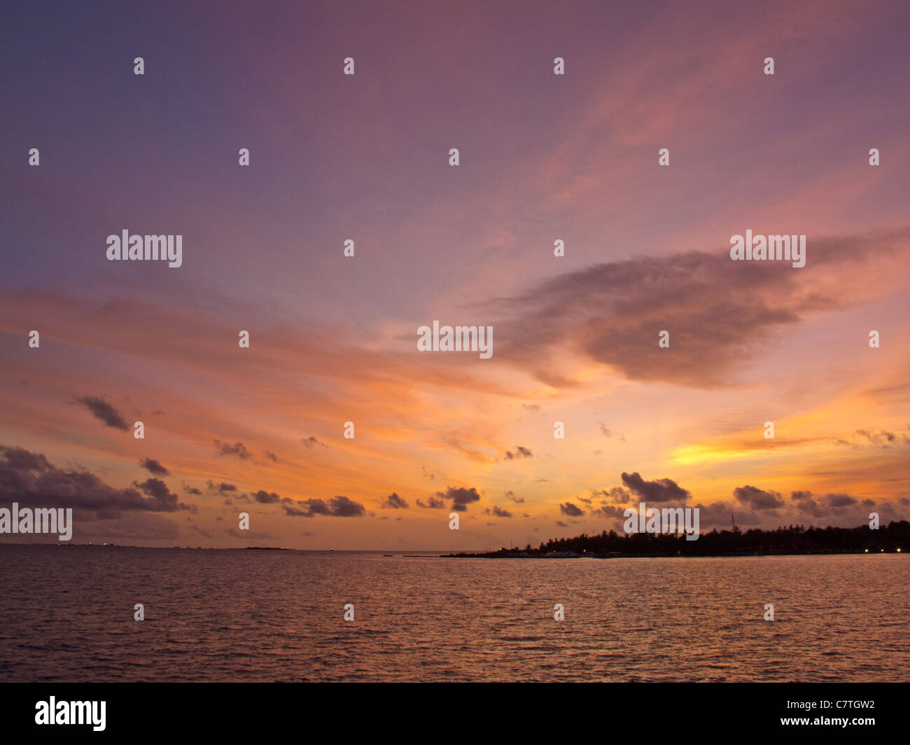 Bellissimo cielo su un isola delle Maldive al crepuscolo Foto Stock