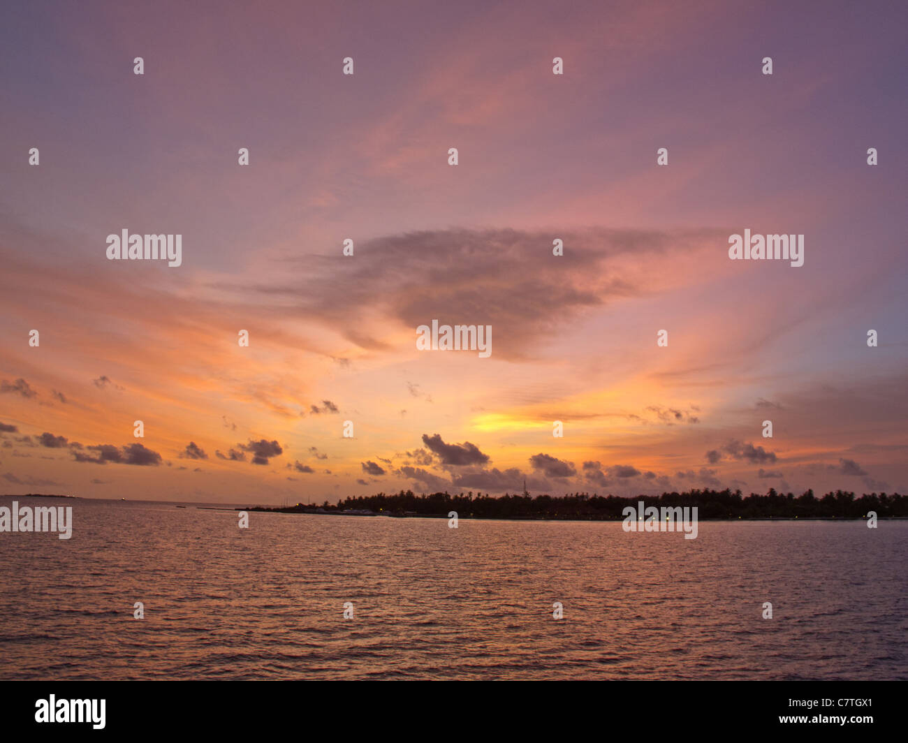 Bellissimo cielo su un isola delle Maldive al crepuscolo Foto Stock