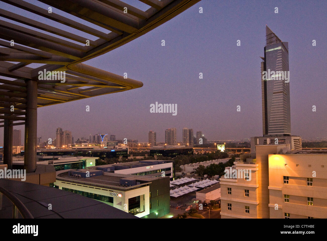 I UAE Dubai, skyline al tramonto Foto Stock