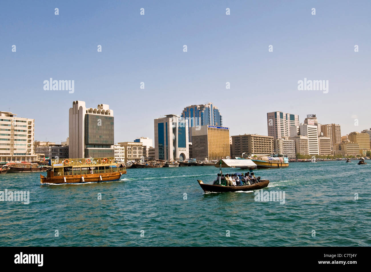 Emirati Arabi Uniti, skyline e barche lungo il Torrente di Dubai Foto Stock