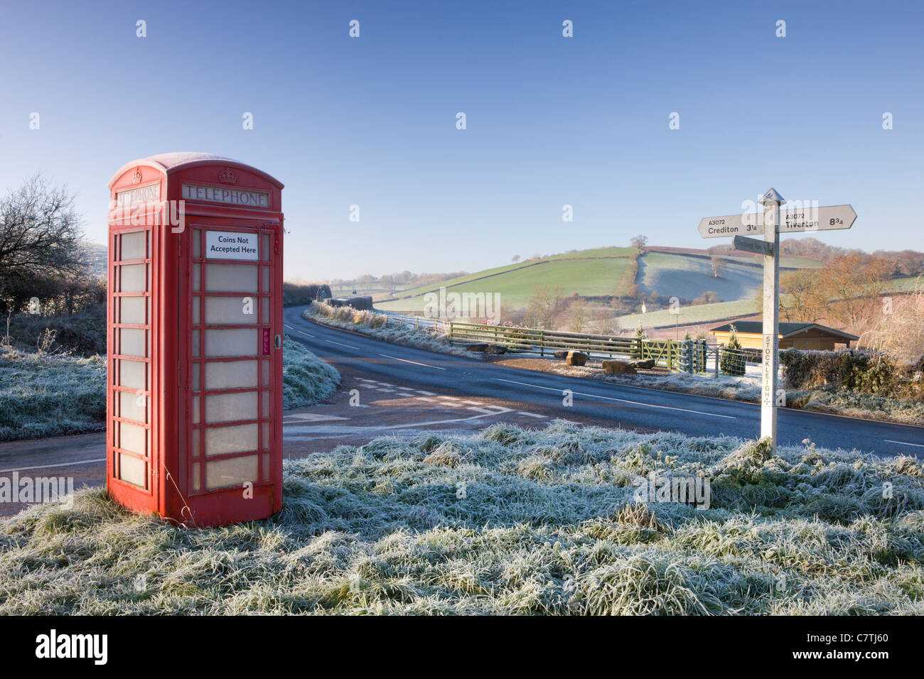 Inglese tradizionale telefono nella casella di brina in corrispondenza Stockleigh Pomeroy, Devon, Inghilterra. Dicembre 2008 Foto Stock