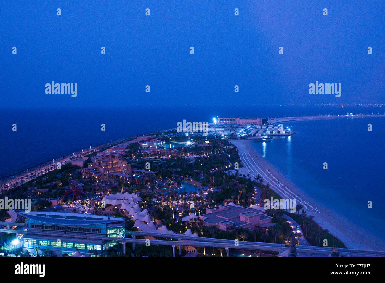 Emirati arabi uniti, Dubay, vista l'isola artificiale di notte Foto Stock