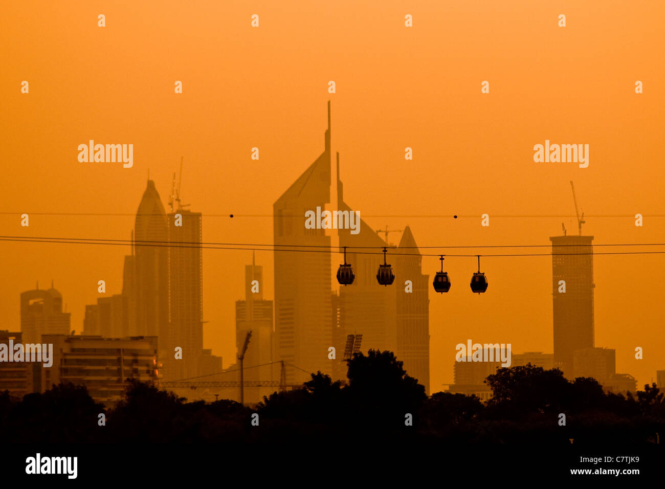 I UAE Dubai, skyline al tramonto Foto Stock