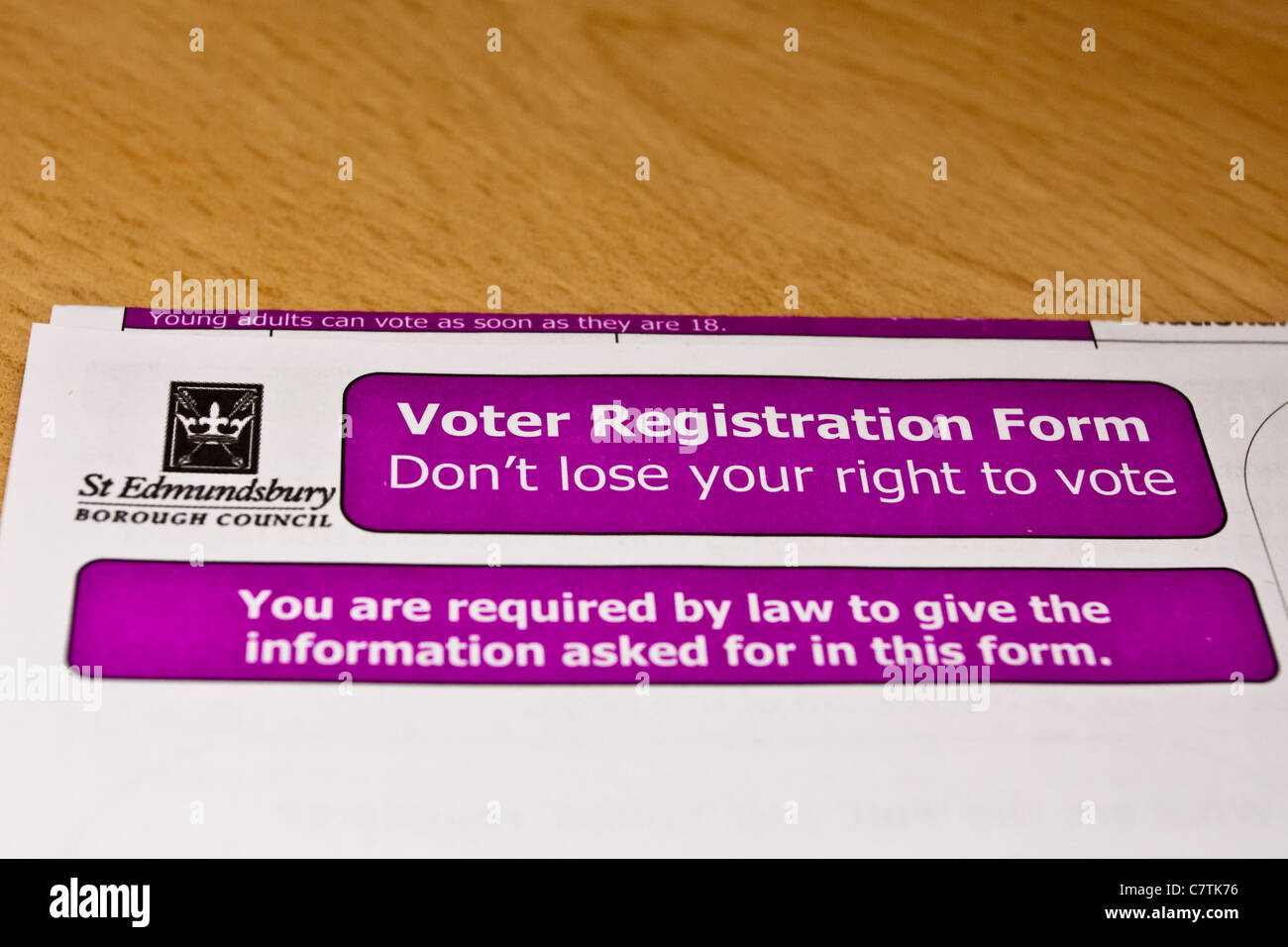 Elettore dispone di un modulo di registrazione per il registro elettorale in Bury St Edmunds, Regno Unito Foto Stock