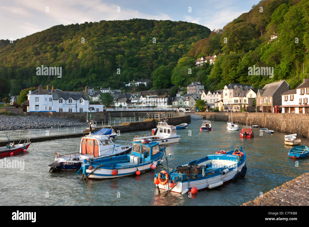 Lynmouth Harbour e barche, Parco Nazionale di Exmoor, Somerset, Inghilterra. Foto Stock