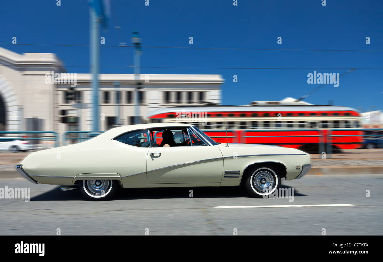 Vintage retrò auto sulla strada di città con motion blur Foto Stock