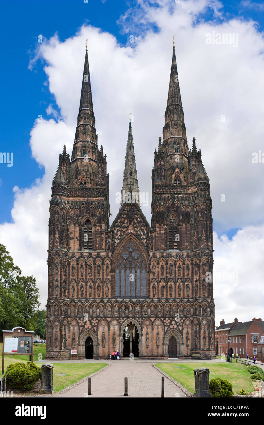 Il fronte ovest della cattedrale Lifchfield dalla vicina, Lichfield, Staffordshire, England, Regno Unito Foto Stock