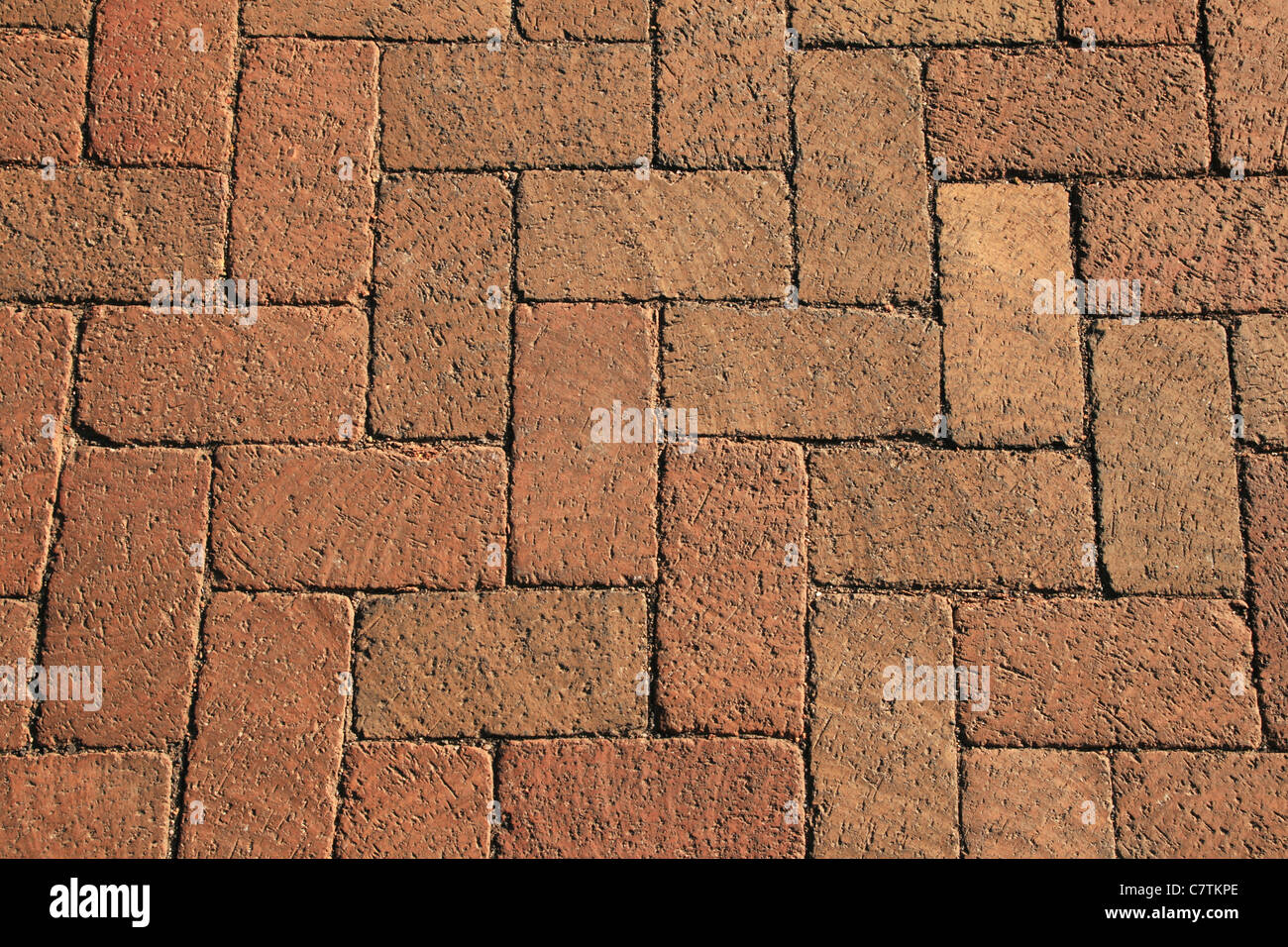 Sfondo a trama di mattoni rossi in una struttura a lisca di pesce da un passaggio pedonale Foto Stock