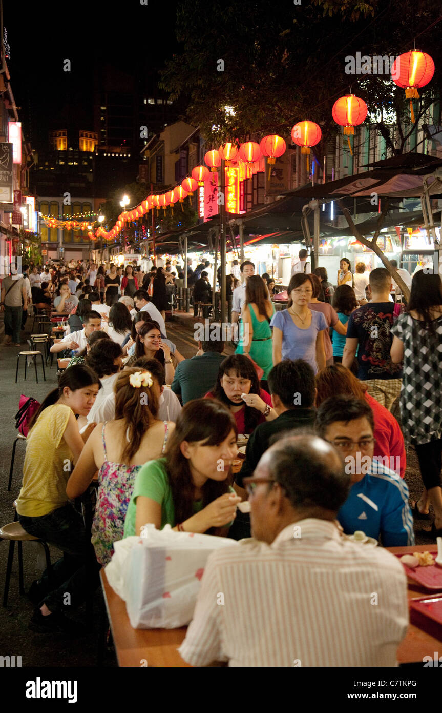 Scena di strada con persone di mangiare in ristoranti cinesi, la Chinatown di Singapore Foto Stock