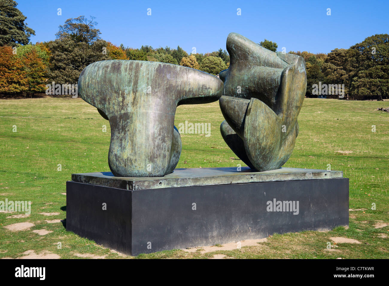 Henry Moore "Due pezzo figura distesa dei punti nel Yorkshire Sculpture Park, Wakefield, West Yorkshire, Inghilterra, Regno Unito Foto Stock