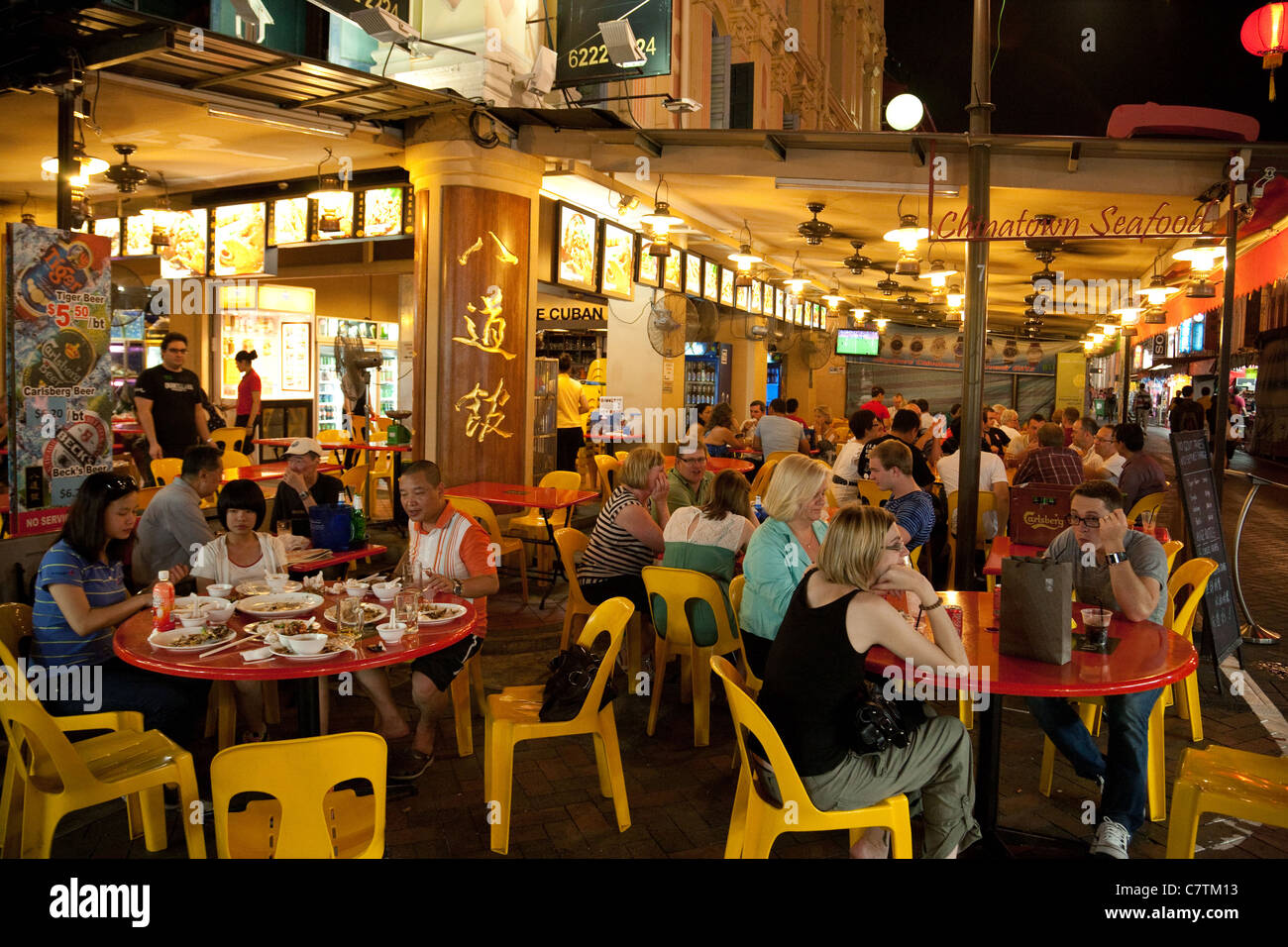 Scena di strada con persone di mangiare in ristoranti cinesi, la Chinatown di Singapore Foto Stock