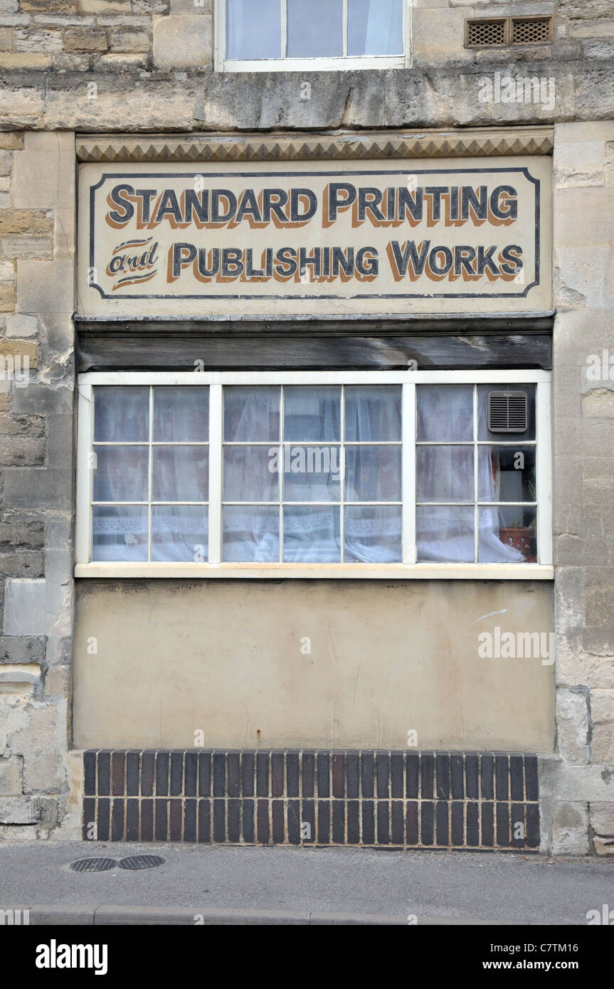 Segno sopra i vecchi lavori di stampa nella città di Cirencester Inghilterra Regno Unito Foto Stock