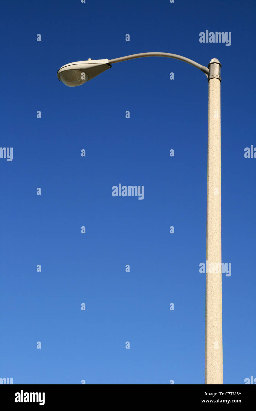 Via la luce contro un cielo blu sullo sfondo Foto Stock