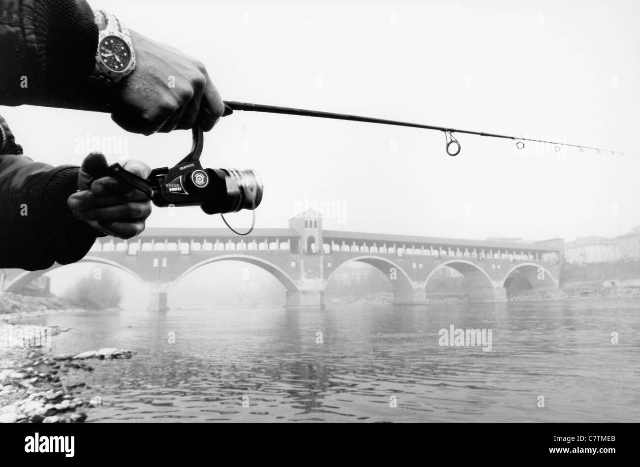 L'Italia, Lombardia, Pavia, pesca sul fiume Ticino Foto Stock