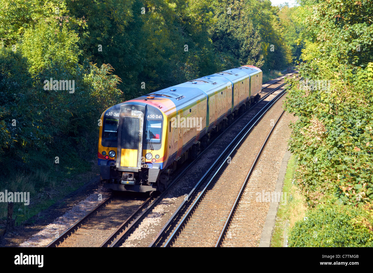 SWT Classe 450 treno sulla South Western mainline (London-Bournemouth) appena a sud di Winchester, Hampshire, Inghilterra. Foto Stock