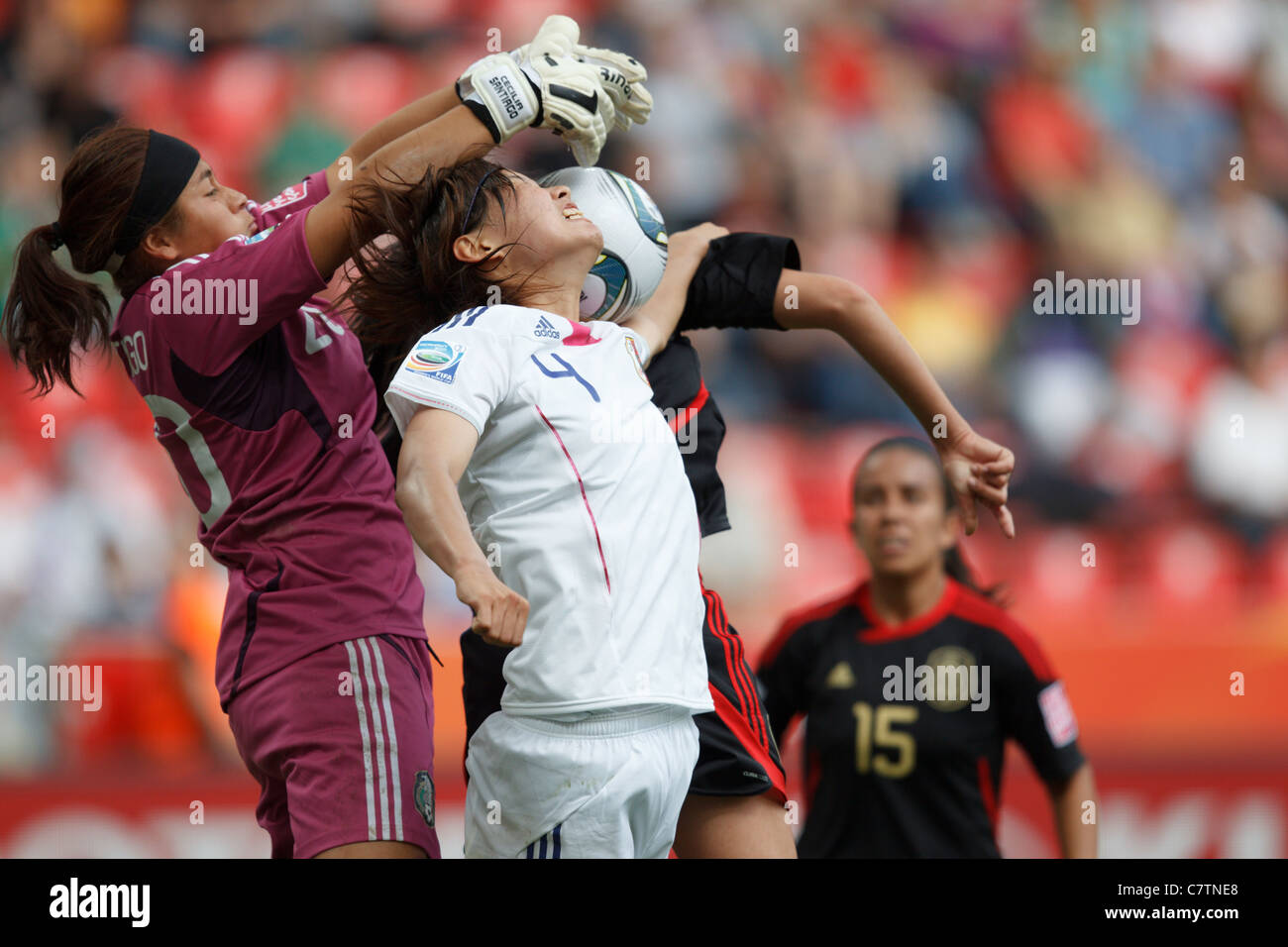 Il portiere messicano Cecilia Santiago (l) raggiunge la palla contro il giapponese Saki Kumagai (r) durante una partita del gruppo B della Coppa del mondo femminile FIFA il 1° luglio 2011 allo stadio della Coppa del mondo femminile FIFA di Leverkusen, Germania. Solo per uso editoriale. Uso commerciale vietato. (Fotografia di Jonathan Paul Larsen / Diadem Images) Foto Stock