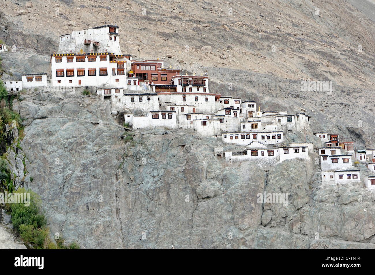 Monastero di Diskit, Deskit Gompa, Diskit Gompa sul lato montagna sopra la valle di Shyok nel nord-est del Ladakh. Foto Stock