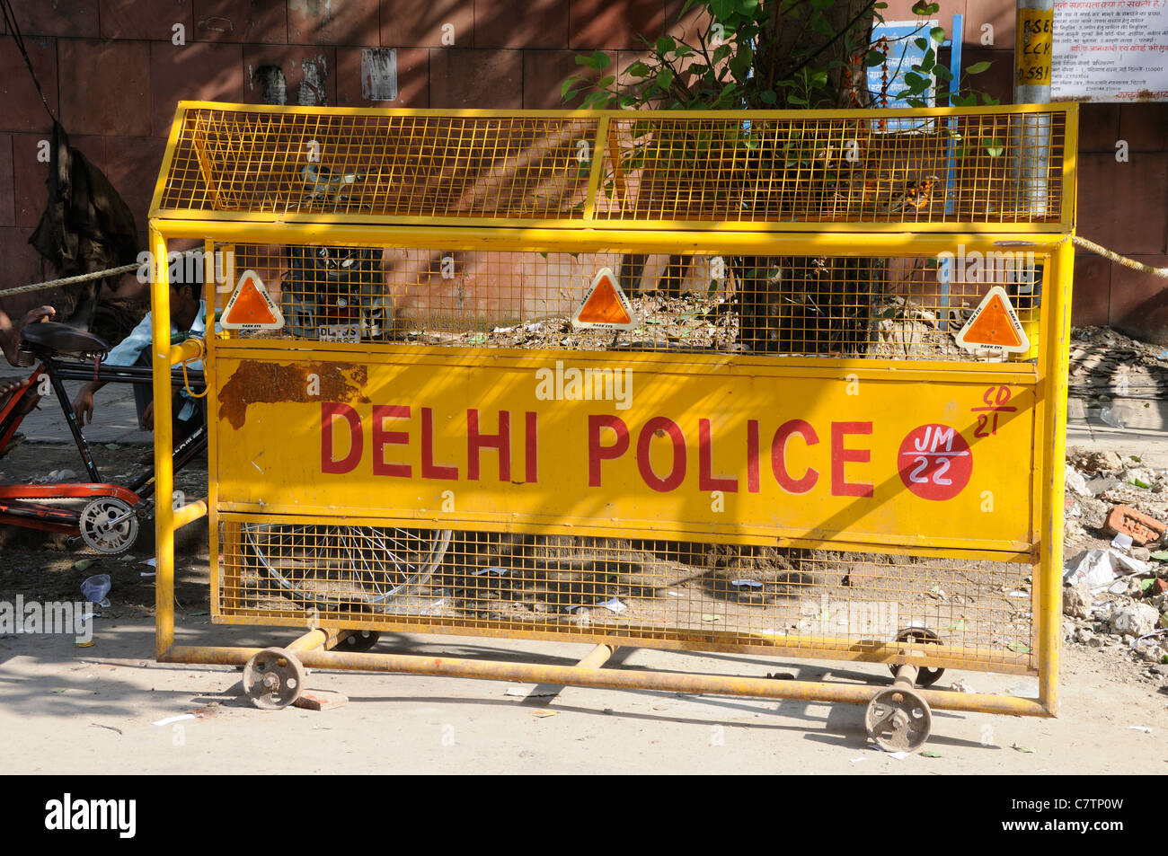 Portable Delhi il traffico della polizia di barriera. Delhi, la Repubblica dell' India. Foto Stock