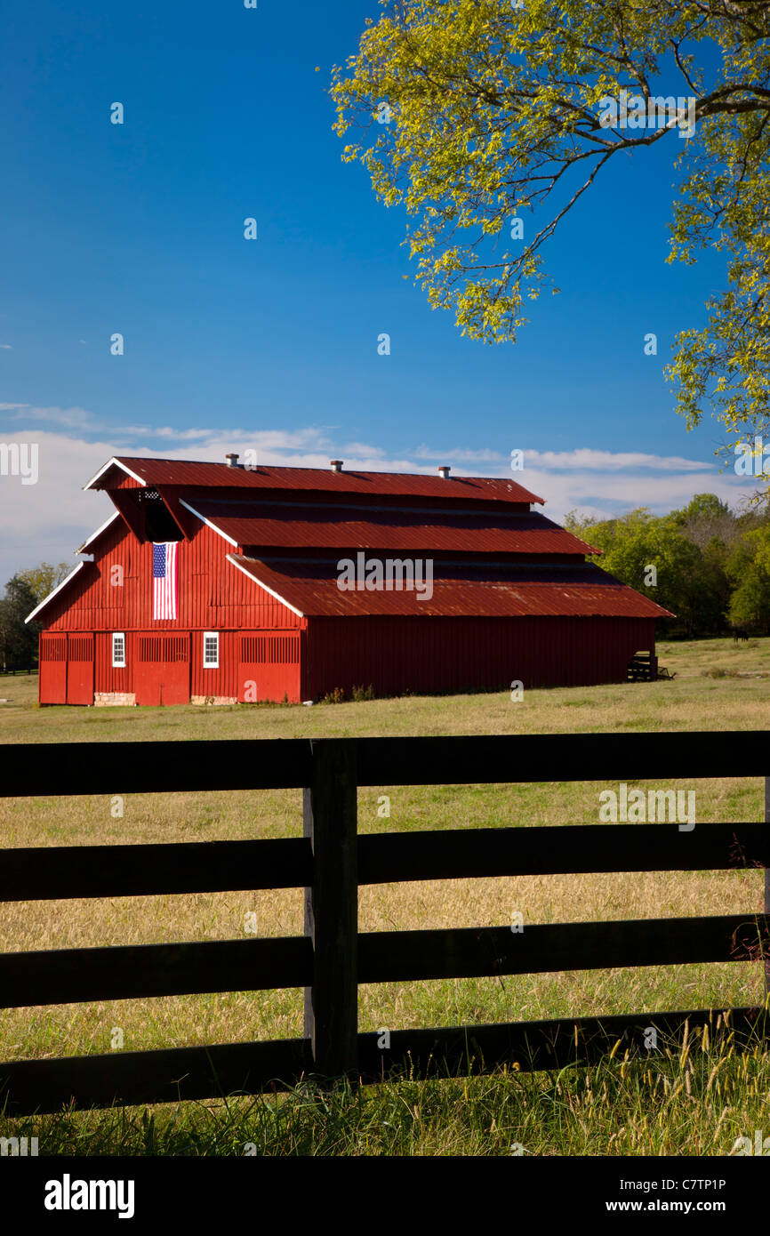 Granaio rosso con bandiera americana vicino a Franklin nel Tennessee USA Foto Stock