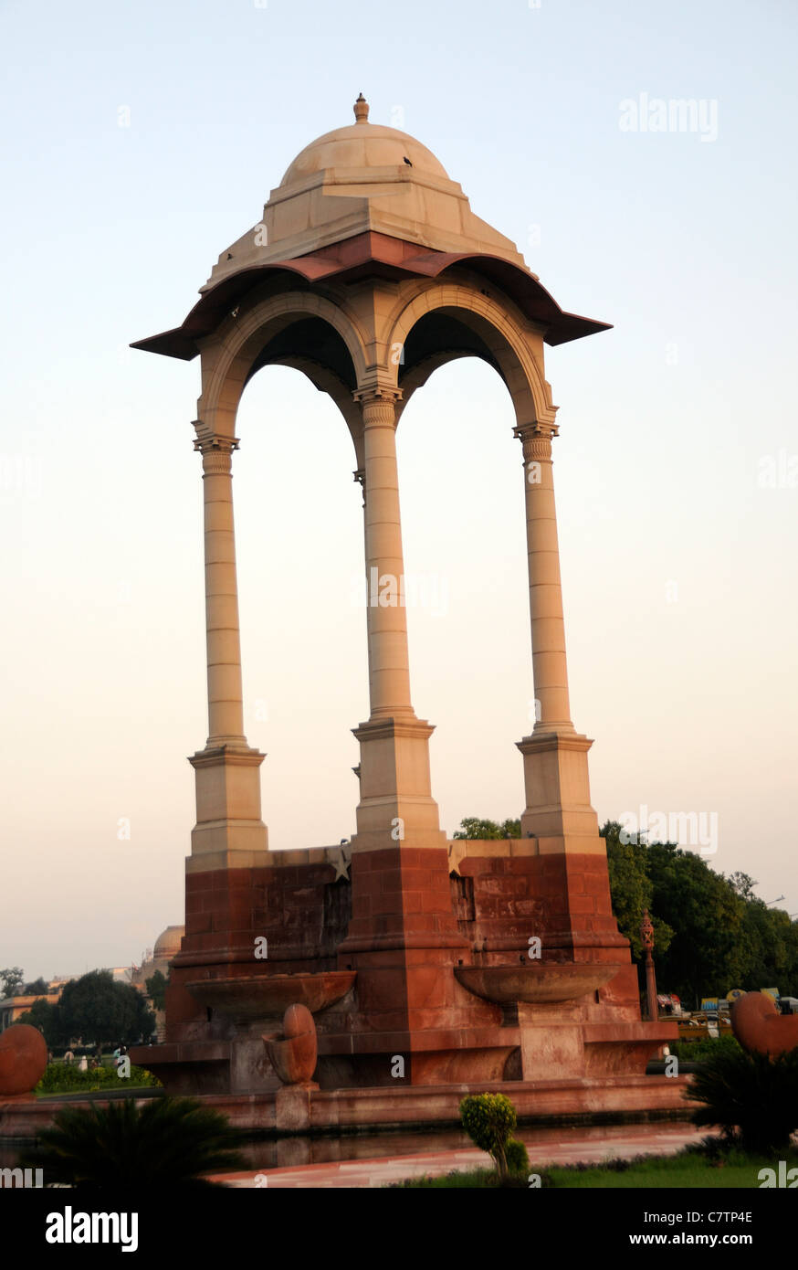 Tettoia di vuoto di fronte al memoriale di Delhi, India Gate, dove una volta sorgeva una statua di Re George V. L'India Gate, Rajpath, Delhi Foto Stock