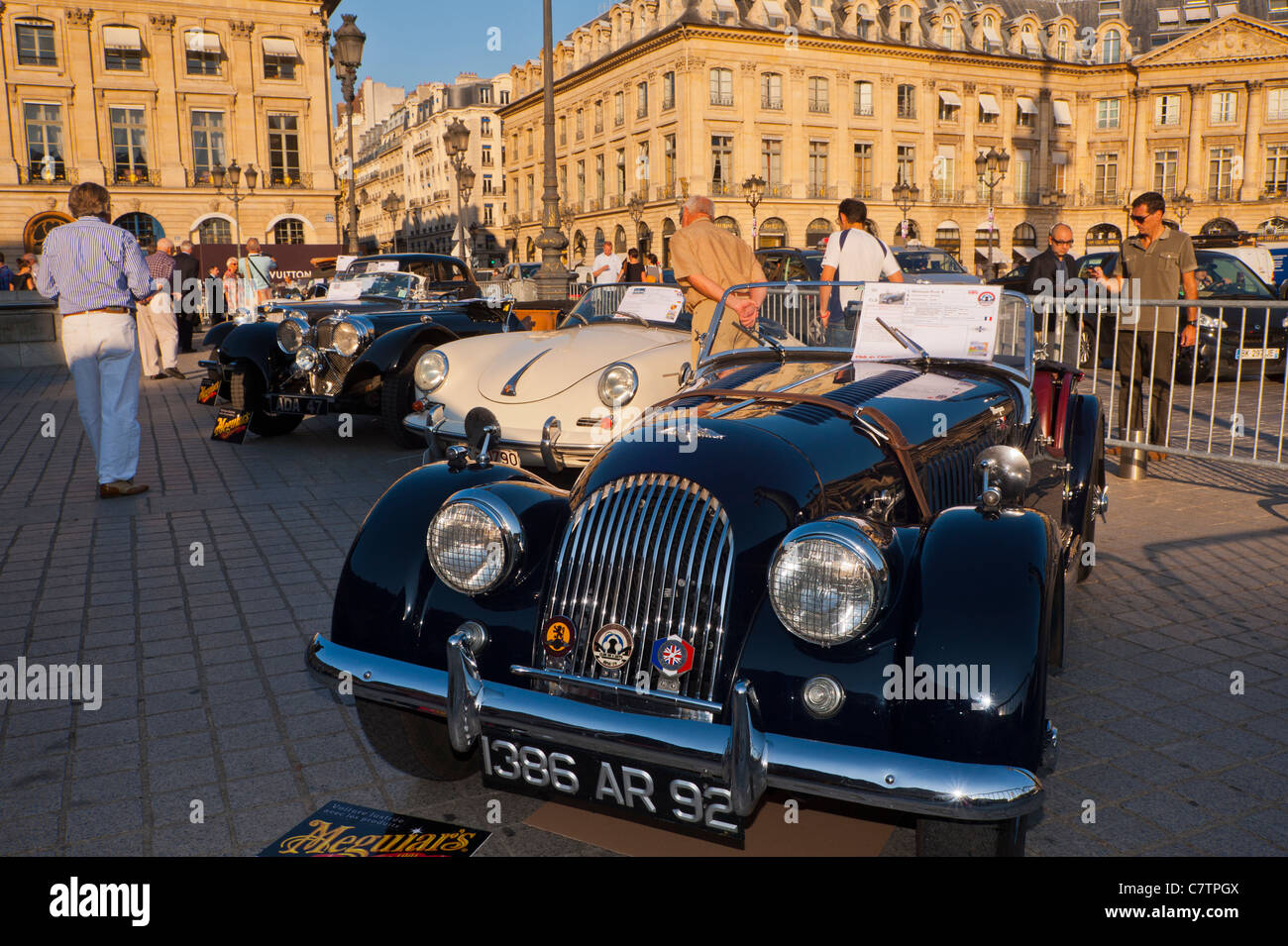 Parigi, Francia, persone che visitano auto d'epoca mostrano su Display, Place Vendome, strada parigina scena Foto Stock