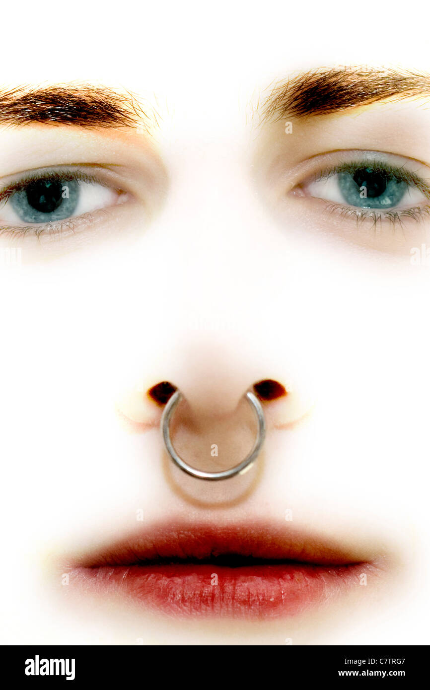 Ritratto di un adolescente con piercing per il naso Foto Stock