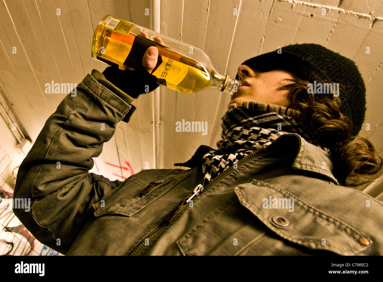 Ragazzo adolescente drinkingwhisky bottiglia Foto Stock
