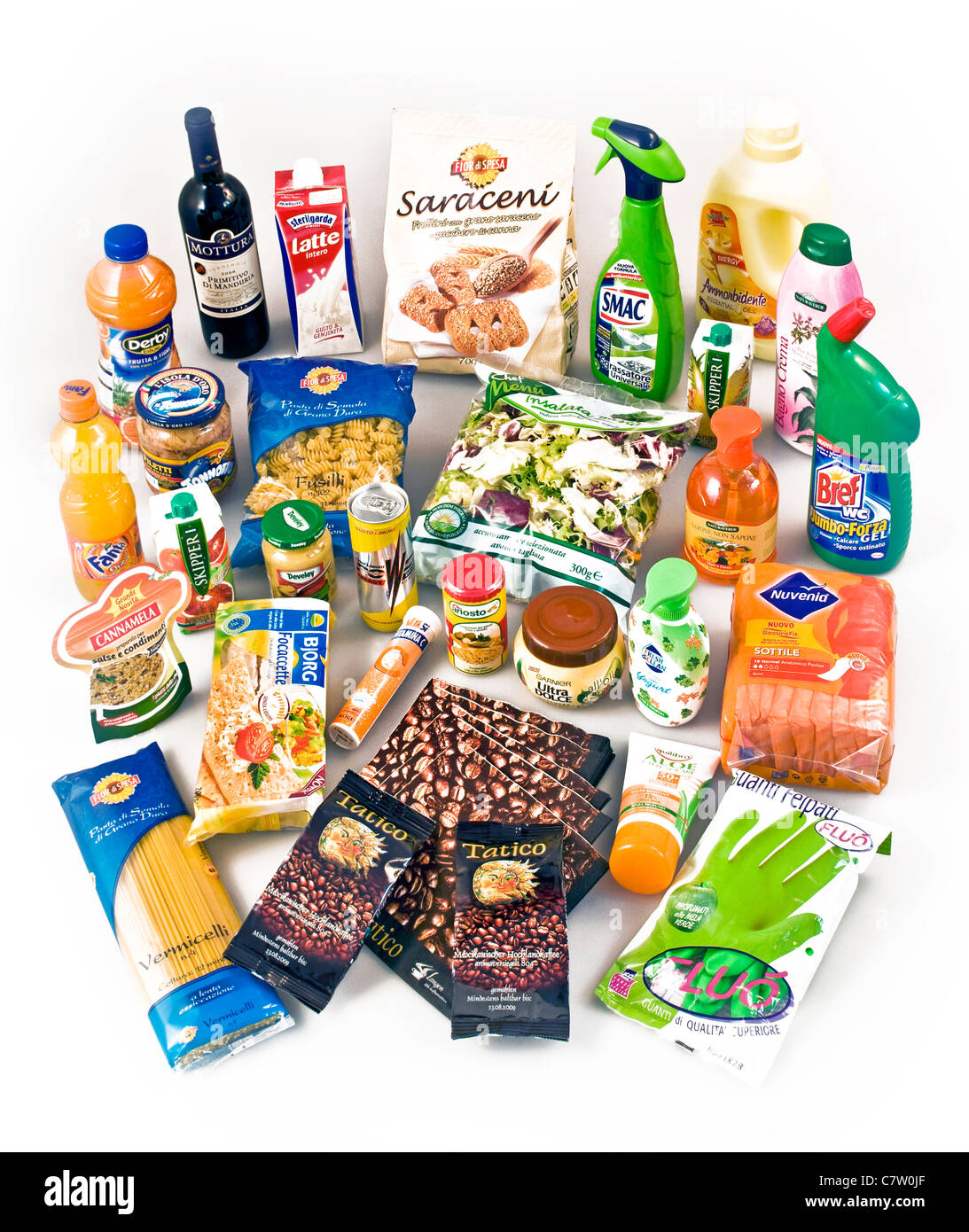 Un assortimento di cibo, per la pulizia e prodotti di bellezza Foto Stock