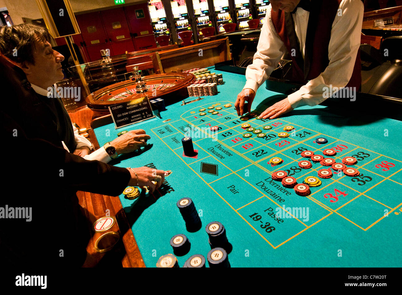 L'Italia, Val d'Aosta, Saint Vincent, persone il gioco d'azzardo al tavolo della roulette nel casinò Foto Stock