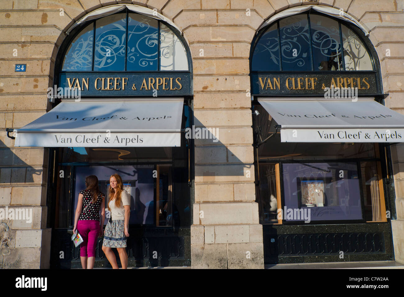 Parigi, Francia, Shopping femminile su High Street, Place Vendome, 'Van Cleef & Arpels', Negozi di marchi di gioielleria Foto Stock