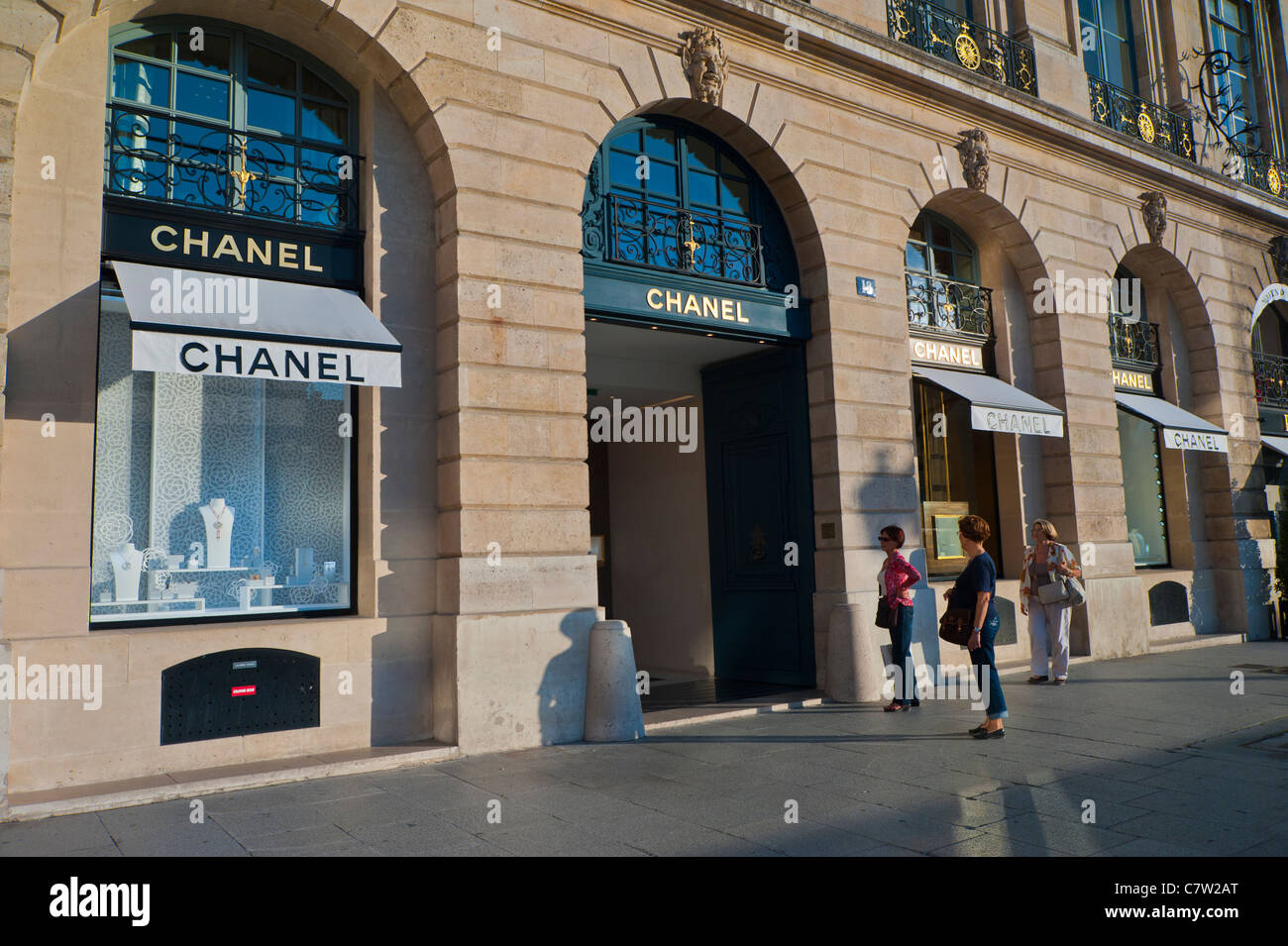 Parigi, Francia, People Shopping su High Street, Place Vendome, Chanel Store Front Jewellery Brands Negozi, vetrina scena Foto Stock