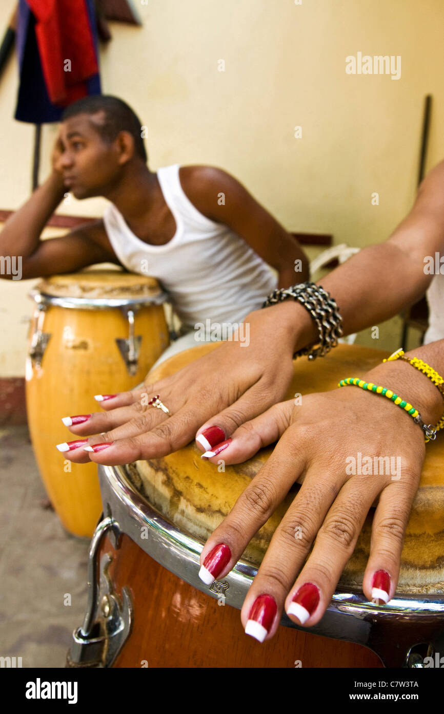 Cuba, Santiago, percussionisti withBongos Foto Stock